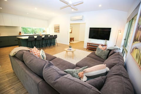 TV and multimedia, Living room, Seating area, dishwasher, heating, pet friendly, air conditioner
