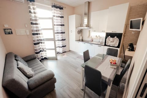 TV and multimedia, Kitchen or kitchenette, Dining area, oven