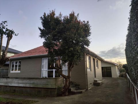 7 Beds including 4 Double Beds, 1 Single Bed, 2 Double Sofa Beds Serviced House A House in Auckland