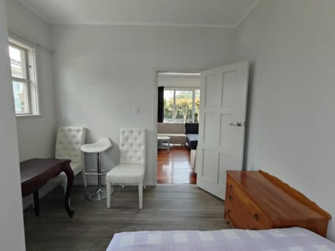 7 Beds including 4 Double Beds, 1 Single Bed, 2 Double Sofa Beds Serviced House A House in Auckland