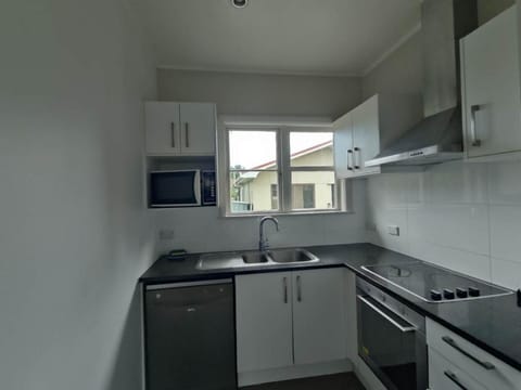 7 Beds including 4 Double Beds, 1 Single Bed, 2 Double Sofa Beds Serviced House A House in Auckland