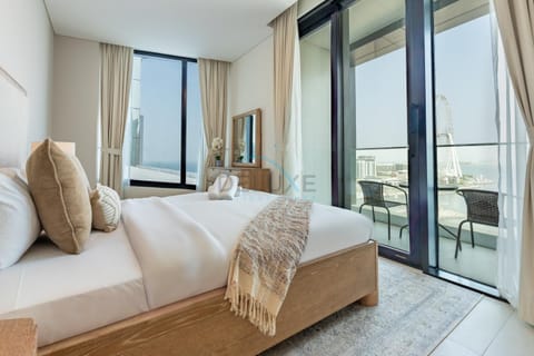 Bed, View (from property/room), Seating area, Bedroom, Landmark view