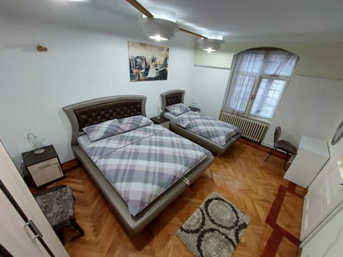 Bed, TV and multimedia, Bedroom