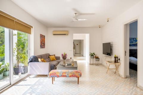 TV and multimedia, Seating area, air conditioner