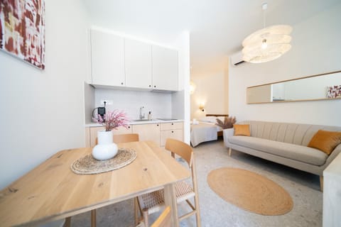 Bed, Kitchen or kitchenette, Living room, Photo of the whole room, Seating area, Dining area, Bedroom