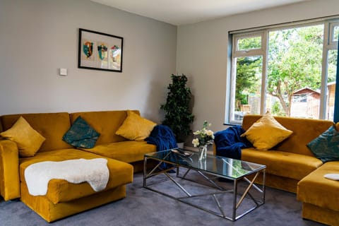 Communal lounge/ TV room, Living room, Seating area