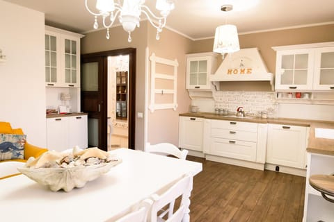 Kitchen or kitchenette, Dining area, stove