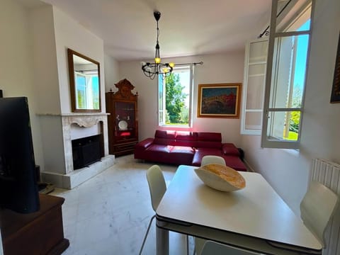 TV and multimedia, Living room, Photo of the whole room, Dining area
