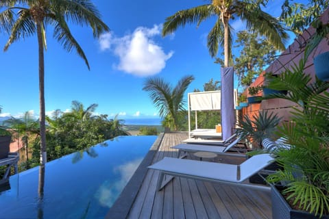 Swimming pool, sunbed