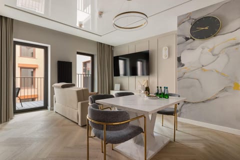 TV and multimedia, Living room, Seating area, Dining area