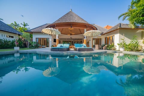 Natural landscape, Garden, Garden view, Pool view, Swimming pool, sunbed