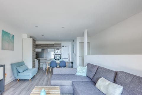 Kitchen or kitchenette, Living room, Seating area