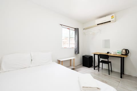 Bed, Photo of the whole room, Dining area, Bedroom, air conditioner