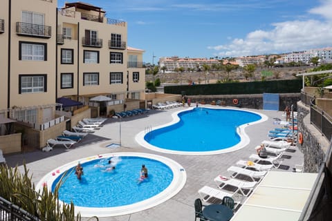 Property building, Swimming pool, sunbed