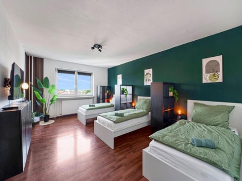 Bed, TV and multimedia, Photo of the whole room, Bedroom, towels