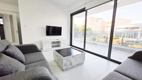 Communal lounge/ TV room, TV and multimedia, Balcony/Terrace, Living room, Seating area, Evening entertainment