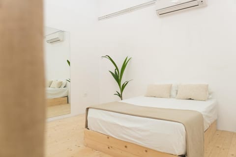 Bed, Photo of the whole room, Bedroom, air conditioner