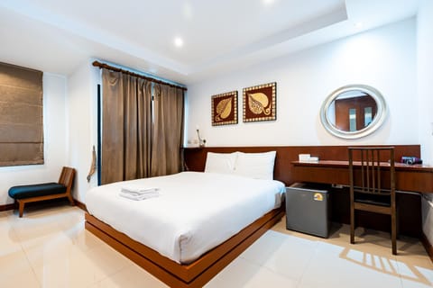 Bed, Living room, Photo of the whole room, Seating area, Bedroom
