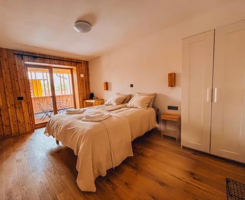 Bed, Day, Coffee/tea facilities, Balcony/Terrace, Photo of the whole room, Seating area, Bedroom, towels, wardrobe