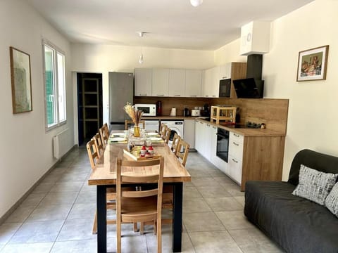 Living room, Seating area, Dining area, Food, stove