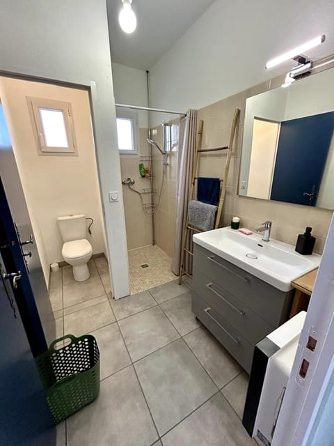 Shower, Toilet, Bathroom, towels