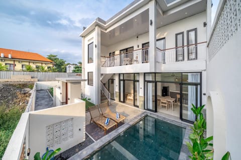 Property building, View (from property/room), Balcony/Terrace, Pool view, Swimming pool, sunbed