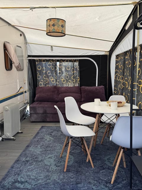 Bed, Living room, Seating area, Dining area