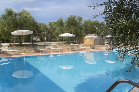 Day, Swimming pool