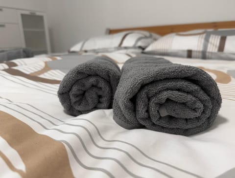 Bed, Bedroom, towels