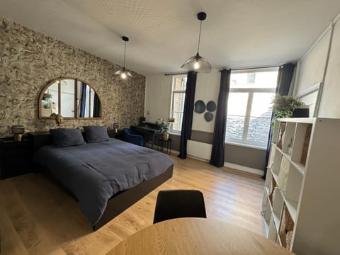 Photo of the whole room, Seating area