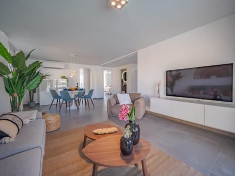 TV and multimedia, Living room, Evening entertainment