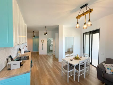 Kitchen or kitchenette, Dining area, minibar, stove