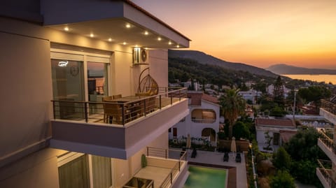 Property building, Balcony/Terrace, Pool view, Sea view, Sunset