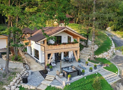 Property building, Day, Natural landscape, Garden, Balcony/Terrace