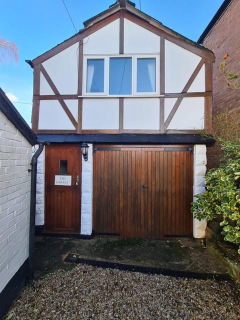 The Garret 1 Bed Apartment-Free Parking-Balcony Apartment in Exeter