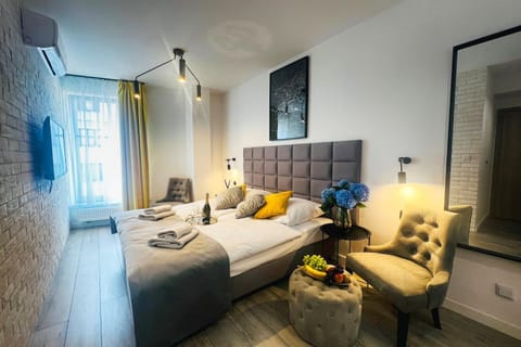 Bed, TV and multimedia, Photo of the whole room, Seating area, Bedroom, towels