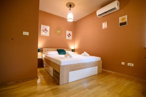 Bed, Photo of the whole room, air conditioner