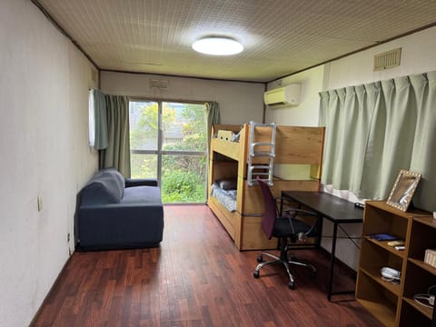 Bed, Seating area, air conditioner
