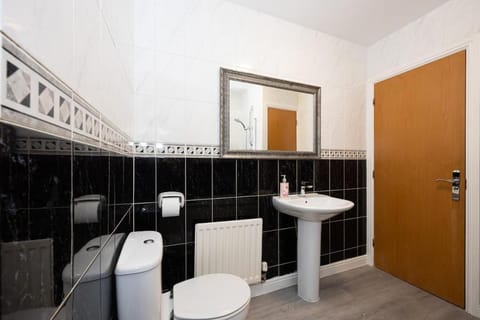 Stylish 3 or 4 Bed House and Parking House in Stretford