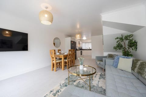 Stylish 3 or 4 Bed House and Parking House in Stretford