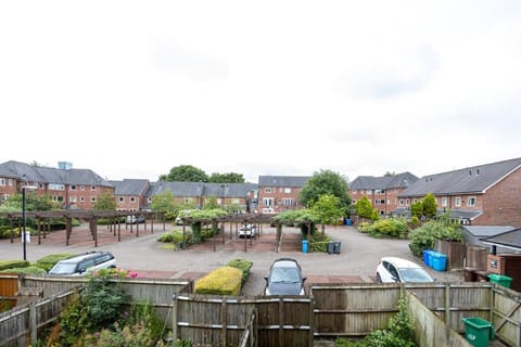 Stylish 3 or 4 Bed House and Parking House in Stretford