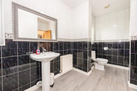 Stylish 3 or 4 Bed House and Parking House in Stretford