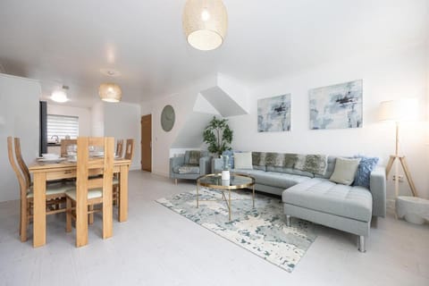 Stylish 3 or 4 Bed House and Parking House in Stretford