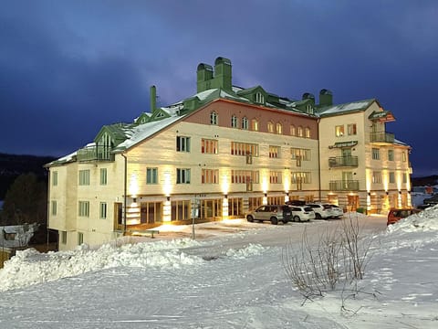 Property building, Winter, Parking