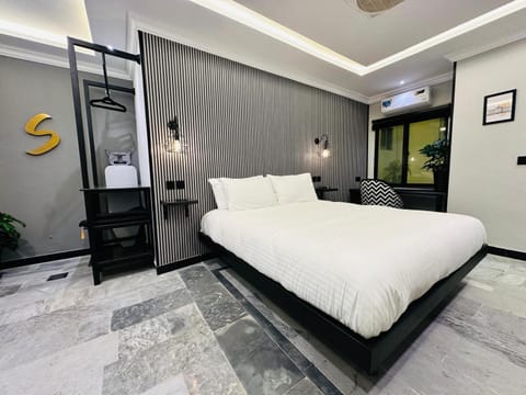 Bed, Photo of the whole room, Bedroom