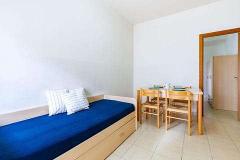 Bed, Photo of the whole room, Seating area, Dining area