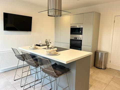 TV and multimedia, Kitchen or kitchenette, Dining area, oven, stove