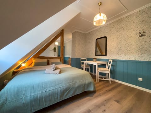 Bed, Photo of the whole room, Seating area, Dining area