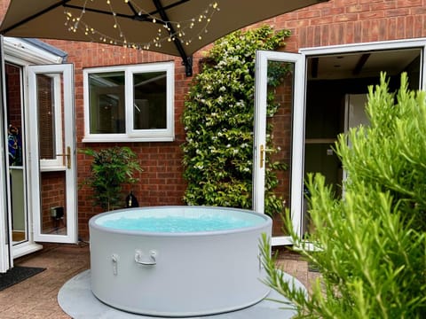 Garden, Hot Tub
