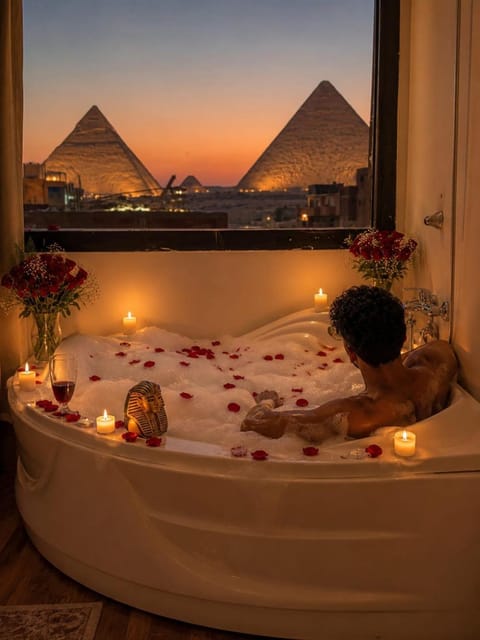 Bed, People, Natural landscape, Hot Tub, Massage, Spa and wellness centre/facilities, Photo of the whole room, Bedroom, Guests, Mountain view, Sunrise, Sunset, group of guests